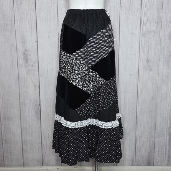 VTG Black & White Floral Patchwork Prairie Maxi Skirt, Velvet Panels & Lace Trim - Picture 3 of 5